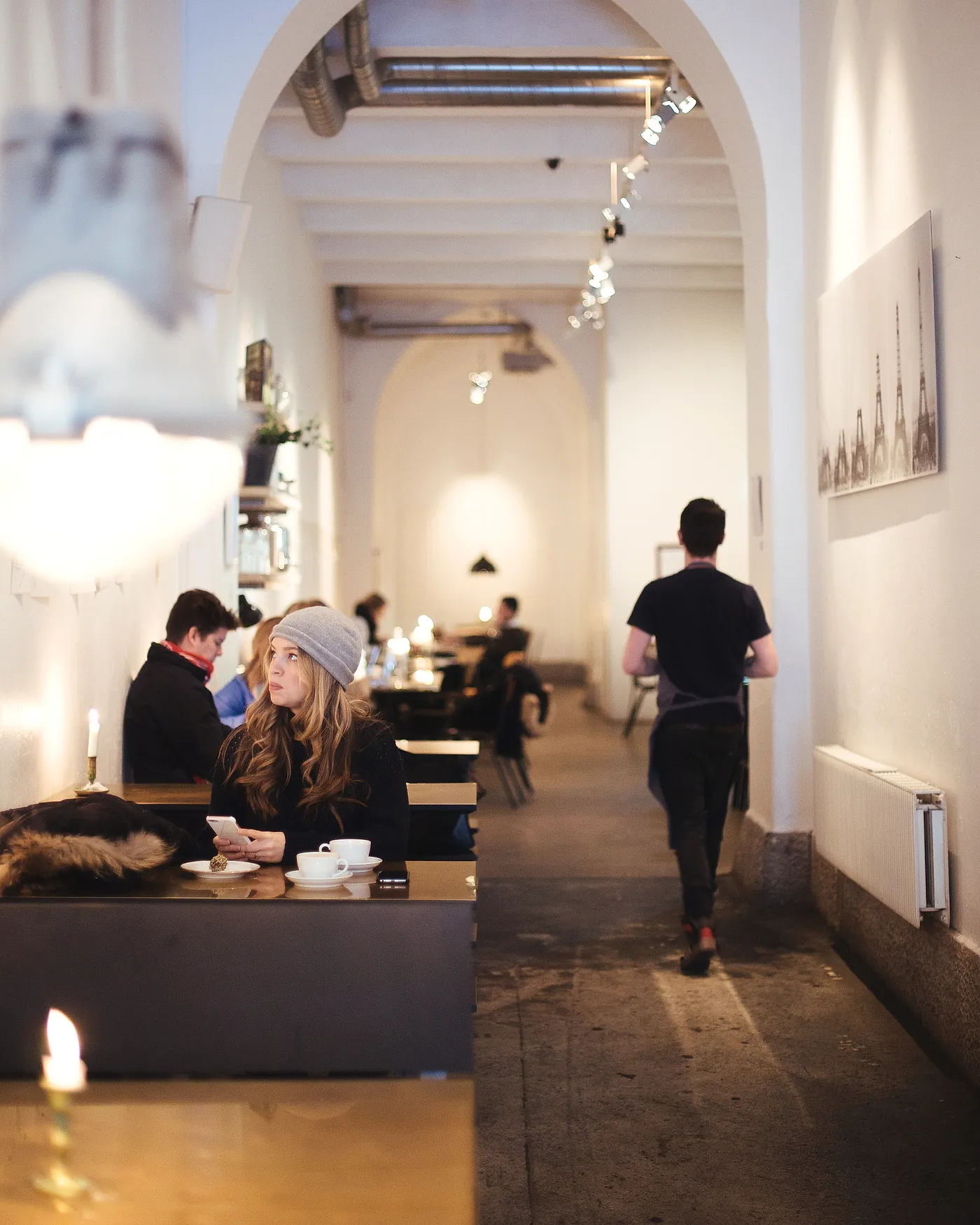 Oameni într-o cafenea luminoasă