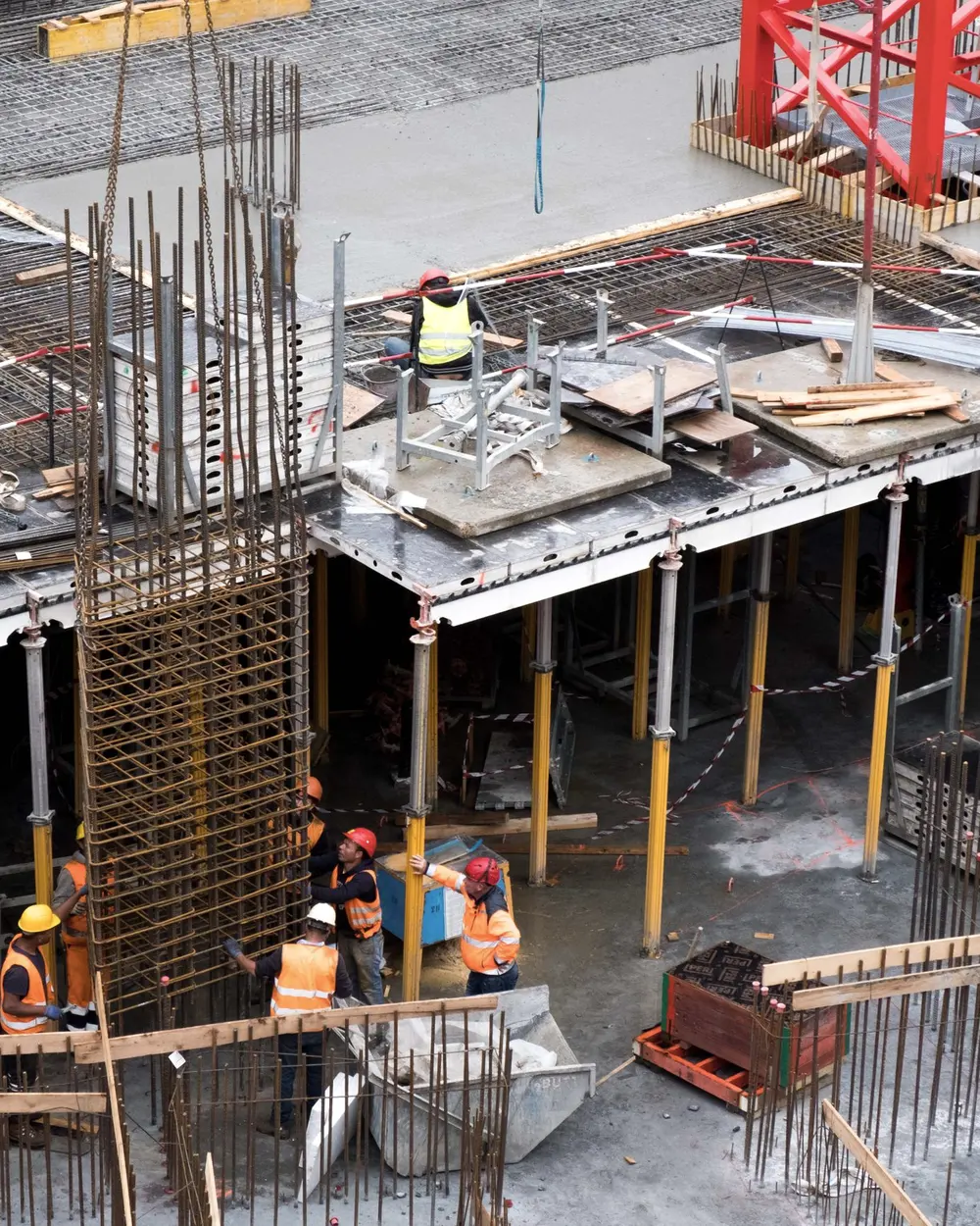 Structură de beton în construcție, echipe la lucru