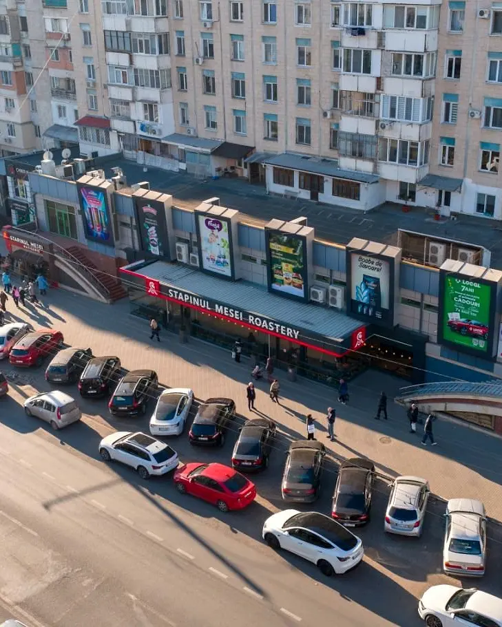Moscova 9 — Obiect comercial independent